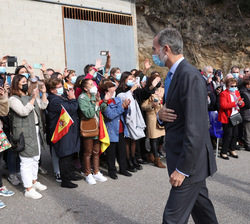 El público congregado a las puertas del Centro saluda a Don Felipe y Doña Letizia